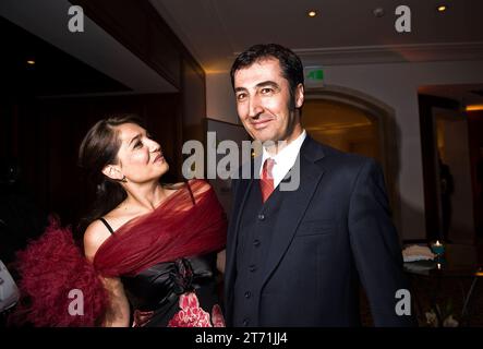 CEM Oezdemir und seine Frau trennen sich ARCHIVFOTO: CEM OEZDEMIR, Deutschland, Politiker, Buendnis 90/ die Gruenen, Bundesvorsitzender der Gruenen, Ehefrau Pia Maria Castro, Benefiz-Gala Goldene Sportpyramide 2010 am 14.05.2010 im Hotel Adlon in Berlin *** Cem Oezdemir und seine Frau trennen ARCHIVFOTO Cem OEZDEMIR, Deutschland, Politiker, Bündnis 90 der Grünen, Bundesvorsitzender der Grünen, Ehefrau Pia Maria Castro, Benefizgala Goldene Sportpyramide 2010 am 14. Mai 2010 im Hotel Adlon in Berlin Credit: Imago/Alamy Live News Stockfoto