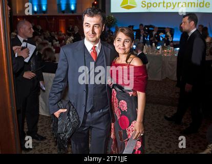 CEM Oezdemir und seine Frau trennen sich ARCHIVFOTO: CEM OEZDEMIR, Deutschland, Politiker, Buendnis 90/ die Gruenen, Bundesvorsitzender der Gruenen, Ehefrau Pia Maria Castro, Benefiz-Gala Goldene Sportpyramide 2010 am 14.05.2010 im Hotel Adlon in Berlin *** Cem Oezdemir und seine Frau trennen ARCHIVFOTO Cem OEZDEMIR, Deutschland, Politiker, Bündnis 90 der Grünen, Bundesvorsitzender der Grünen, Ehefrau Pia Maria Castro, Benefizgala Goldene Sportpyramide 2010 am 14. Mai 2010 im Hotel Adlon in Berlin Credit: Imago/Alamy Live News Stockfoto