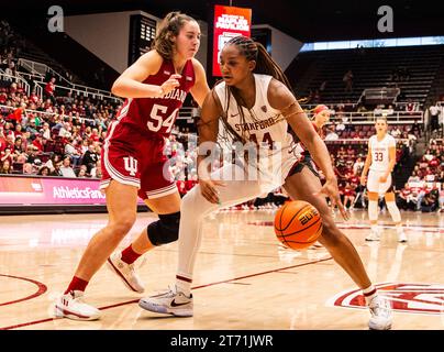 12. November 2023 Palo Alto CA, USA Stanford Stürmer Kiki Iriafen (44), kämpfte um die Position während des NCAA Women's Basketball Spiels zwischen Indiana Hoosiers und dem Stanford Cardinal. Stanford schlug Indiana 96-64 im Maples Pavilion Palo Alto, CA. Thurman James /CSM Stockfoto