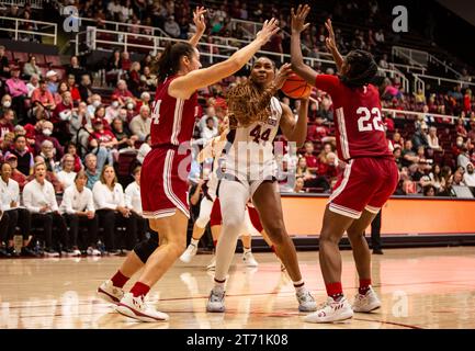 12. November 2023 Palo Alto CA, USA Stanford Stürmer Kiki Iriafen (44), dreht während des NCAA Women's Basketball Spiels zwischen Indiana Hoosiers und dem Stanford Cardinal. Stanford schlug Indiana 96-64 im Maples Pavilion Palo Alto, CA. Thurman James /CSM Stockfoto