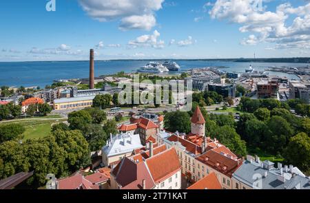 Tallinn, Estland - 24. Juli 2023: Kreuzfahrtschiffe im Hafen von Tallinn in der Nähe der Altstadt. Stockfoto