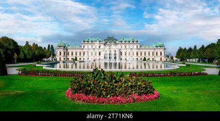 Oberes Schloss Belvedere in Wien, Österreich mit Reflexion im Wasserbrunnen. Stockfoto