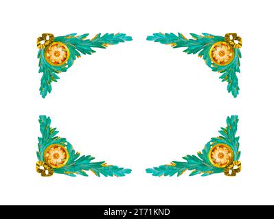 Mittelalterliche Putzdetails und Deckenmalereien, die mit Blattgold bedeckt sind, isoliert auf weißem Hintergrund. Stockfoto