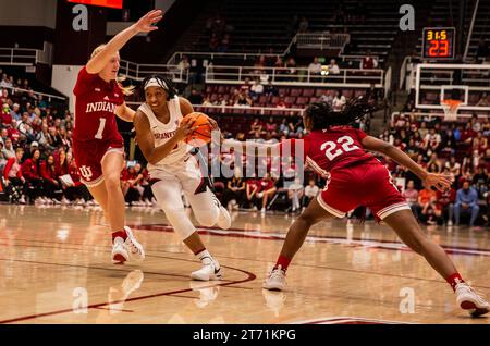 12. November 2023 Palo Alto CA, USA Stanford Guard Chloe Clardy (13) fährt während des NCAA Women's Basketball Spiels zwischen Indiana Hoosiers und dem Stanford Cardinal zum Basketball. Stanford schlug Indiana 96-64 im Maples Pavilion Palo Alto, CA. Thurman James /CSM Stockfoto