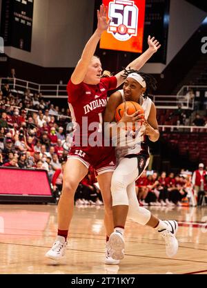 12. November 2023 Palo Alto CA, USA Stanford Guard Chloe Clardy (13) fährt während des NCAA Women's Basketball Spiels zwischen Indiana Hoosiers und dem Stanford Cardinal zum Basketball. Stanford schlug Indiana 96-64 im Maples Pavilion Palo Alto, CA. Thurman James /CSM Stockfoto