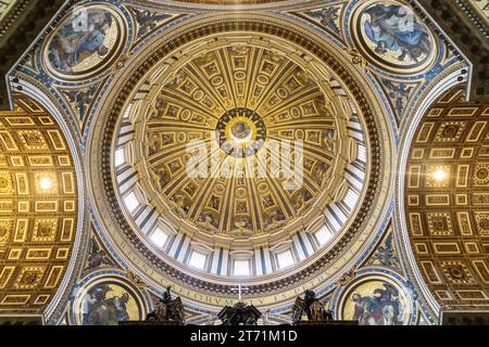 ROM, VATIKAN - 9. MÄRZ 2023: Dies ist eine Innenansicht der Kuppel von St. Petersdom. Stockfoto