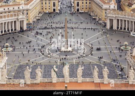 ROM, VATIKAN - 9. MÄRZ 2023: Dies ist ein Blick auf St. Petersplatz von der Höhe des St. Petersdom. Stockfoto