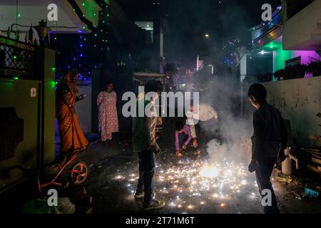 Prayagraj, Indien. November 2023. Die Indianer verbrennen Feuerwerkskörper anlässlich des Lichterfestes Diwali in Prayagraj. Das Festival von Diwali ist einer der größten Feiertage Indiens und symbolisiert das innere Licht, das Menschen vor spiritueller Dunkelheit oder Böse schützt. Quelle: SOPA Images Limited/Alamy Live News Stockfoto