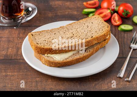 Cheddar Toast auf weißem Porzellanteller auf Holztisch Stockfoto