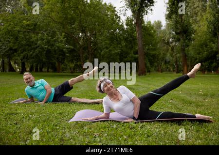 Seniorenpaar, das sich im Freien wohlfühlt Stockfoto