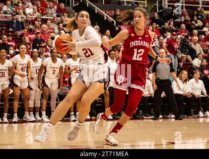 12. November 2023 Palo Alto CA, USA Stanford Stürmer Brooke Demetre (21) geht in den Korb während des NCAA Women's Basketball Spiels zwischen Indiana Hoosiers und dem Stanford Cardinal. Stanford schlug Indiana 96-64 im Maples Pavilion Palo Alto, CA. Thurman James /CSM Stockfoto