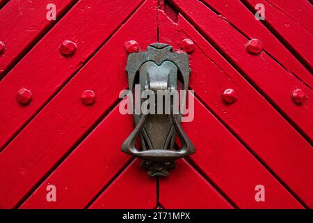 Antikes Türschloss auf dem Hintergrund alter roter Türen Stockfoto