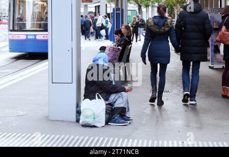 Foto Manuel Geisser 11.10.2023 Zuerich Schweiz. Bild : Bettlerin sitzt am Boden. *** Foto Manuel Geisser 11 10 2023 Zürich Schweiz Bild Bettlerin sitzt auf dem Boden Stockfoto