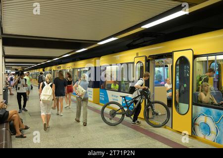 U-Bahn, Hauptbahnhof, Arnulf-Klett-Platz, Stuttgart, Baden-Württemberg, Deutschland Stockfoto