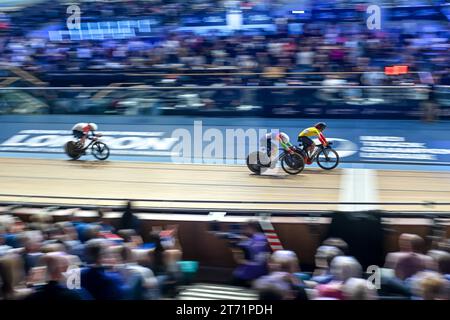 Der Sprint der ersten Runde der Frauen beginnt mit Heat 1, wobei Lijuan Wang China am 11. November 2023 den Sieg bei der UCI Track Champions League Runde 5 im Lee Valley VeloPark, London, England, gewann 2023. Foto von Phil Hutchinson. Nur redaktionelle Verwendung, Lizenz für kommerzielle Nutzung erforderlich. Keine Verwendung bei Wetten, Spielen oder Publikationen eines einzelnen Clubs/einer Liga/eines Spielers. Stockfoto