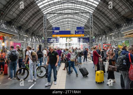 Reisende, Warten, Bahnsteig, Hauptbahnhof, Frankfurt, Hessen, Deutschland Stockfoto