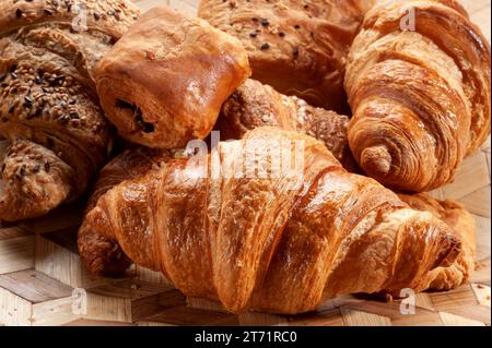 Hoher Winkel von frisch gebackenen Croissants mit Sesam auf Holzoberfläche in der Bäckerei Stockfoto