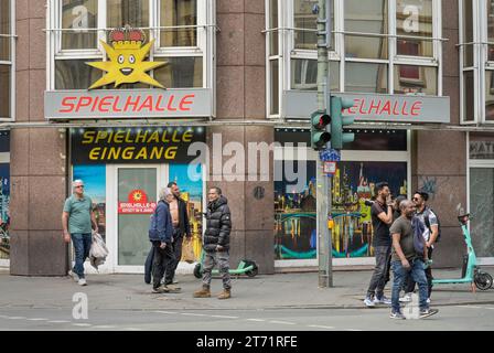 Straßenszene, Spielhalle in der Taunusstraße, Bahnhofsviertel, Frankfurt, Hessen, Deutschland Stockfoto