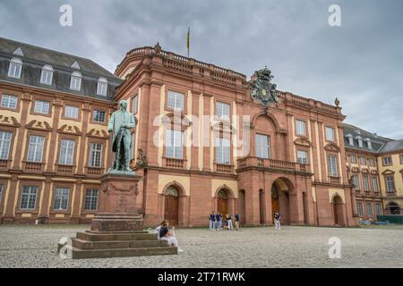 Denkmal Großherzog Karl Friedrich von Baden, Schloss Mannheim, Bismarckstraße, Mannheim, Baden-Württemberg, Deutschland Stockfoto