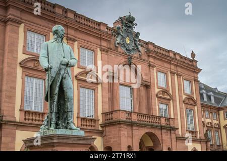 Denkmal Großherzog Karl Friedrich von Baden, Schloss Mannheim, Bismarckstraße, Mannheim, Baden-Württemberg, Deutschland Stockfoto