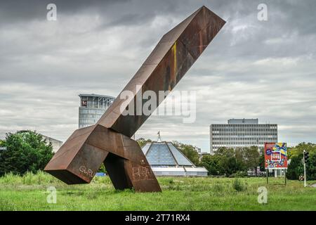 Skulptur „große Mannheimerin“, „der Tanzende Riese“ von Franz Bernhard, Wilhelm-Varnholt-Allee, Mannheim, Baden-Württemberg, Deutschland Stockfoto