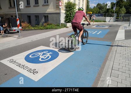 Fahrradstraße, beheizbare blaue Fahrradbrücke Mitte, Tübingen, Baden-Württemberg, Deutschland Stockfoto