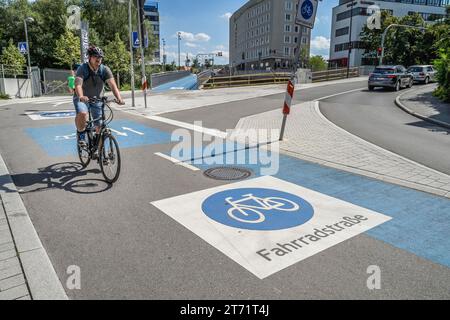 Fahrradstraße, beheizbare blaue Fahrradbrücke Mitte, Tübingen, Baden-Württemberg, Deutschland Stockfoto