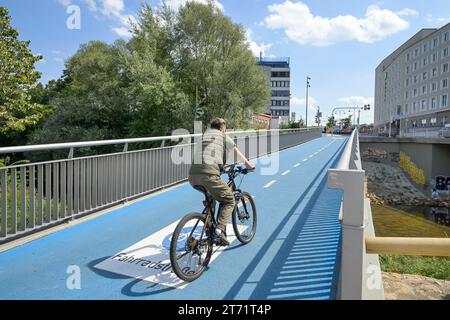 Fahrradstraße, beheizbare blaue Fahrradbrücke Mitte, Tübingen, Baden-Württemberg, Deutschland Stockfoto