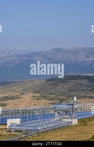 Thermodynamisches Solarkraftwerk vom Fresnel-Typ in llo, Frankreich Stockfoto