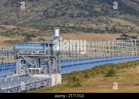 Thermodynamisches Solarkraftwerk vom Fresnel-Typ in llo, Frankreich Stockfoto