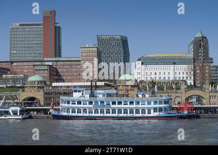 Schaufelraddampfer Louisiana Star, Hochhäuser, Elbe, Landungsbrücken St. Pauli, Hamburg, Deutschland Stockfoto