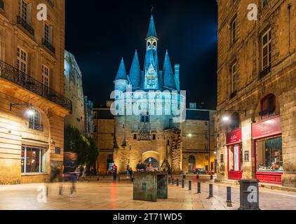 Cailhau-Tor auf dem Palastplatz, nachts in Bordeaux, in Gironde, in Nouvelle-Aquitaine, Frankreich Stockfoto