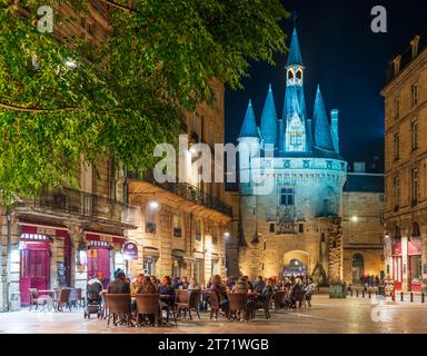 Cailhau-Tor auf dem Palastplatz, nachts in Bordeaux, in Gironde, in Nouvelle-Aquitaine, Frankreich Stockfoto