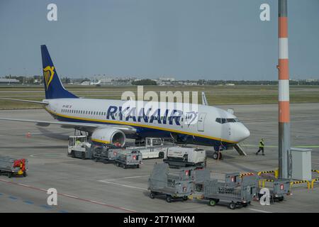 Flugzeug, Ryan Air, Rollfeld, Flughafen BER, Berlin-Brandenburg, Deutschland Stockfoto