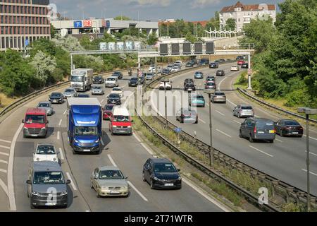 Verkehr, Autos, Stadtautobahn A100, Höhe Sachsendamm, Schöneberg, Tempelhof-Schöneberg, Berlin, Deutschland Stockfoto