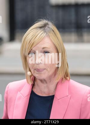 Julie Etchingham - Moderatorin der ITV-Nachrichten - in Downing Street, Juli 2022 Stockfoto