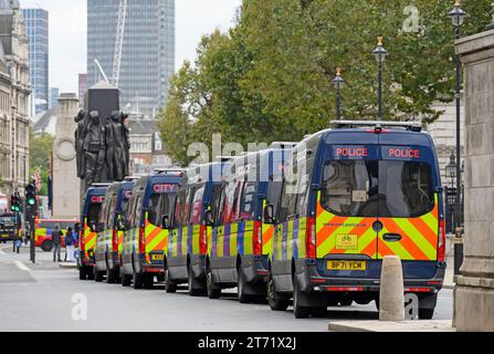 London, Großbritannien. Polizeiwagen der City Police Support Group und der Territorial Support Group stellten sich am 15. Oktober 2023 in Whitehall, Westminster, auf Stockfoto