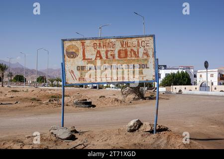 Altes, verrostetes Werbeschild, Dahab Village Lagona, Deutsche Tauchschule, Dahab, Sinai, Ägypten Stockfoto