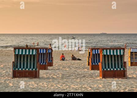 Korbstühle bei Sonnenuntergang am Ostseestrand in Swinoujscie auf der Insel Uznam in Pommern, Woiwodschaft Westpommern (Zachodniopomorskie), Polen Stockfoto