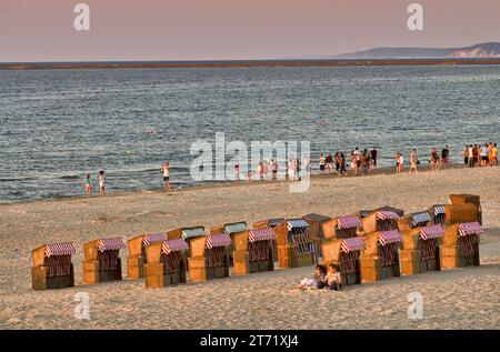 Korbstühle bei Sonnenuntergang am Ostseestrand in Swinoujscie auf der Insel Uznam in Pommern, Woiwodschaft Westpommern (Zachodniopomorskie), Polen Stockfoto