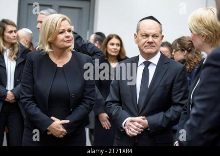 Bundeskanzler Olaf Scholz C-R ud Bundesinnenministerin Nancy Faeser C-L vor der Zentralen Gedenkveranstaltung zum 85. Jahrestag der Reichspogromnacht in der Synagoge Beth Zion, Kahal ADAS Jisroel in der Brunnenstraße in Berlin am 9. November 2023. Zentrale Gedenkveranstaltung - 85. Jahrestag der Reichspogromnacht *** Bundeskanzler Olaf Scholz C R ud Bundesinnenministerin Nancy Faeser C L vor der zentralen Gedenkfeier zum 85. Jahrestag der Nacht des Glasbruchs in der Beth-Zion-Synagoge, Kahal ADAS Yisroel an der Brunnenstraße in Berlin am 9. November, 2023 Central com Stockfoto