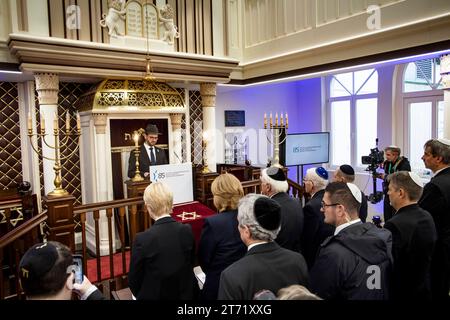 Zentrale Gedenkveranstaltung zum 85. Jahrestag der Reichspogromnacht in der Synagoge Beth Zion, Kahal ADAS Jisroel in der Brunnenstraße in Berlin am 9. November 2023. In der ersten Reihe L-R die Präsidentin des Bundesrates Manuela Schwesig, die Präsidentin des Bundestages Bärbel Bas, Bundespräsident Frank-Walter Steinmeier, der Präsident des Zentralrates der Juden in Deutschland Joseph Schuster, Bundeskanzler Olaf Scholz, in zweiter Reihe: der Präsident des Bundesverfassungesgerichts Stephan Harbarth, Sicherheit, Bundeswirtschaftsminister Robert Habeck und der Deutsche Botschafter in Israel Ste Stockfoto