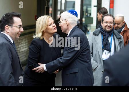 Der Präsident des Zentralrates der Juden in Deutschand Joseph Schuster C-R begrüsst Bundesinnenministerin Nancy Faeser C-L vor der Zentralen Gedenkveranstaltung zum 85. Jahrestag der Reichspogromnacht in der Synagoge Beth Zion, Kahal ADAS Jisroel in der Brunnenstraße in Berlin am 9. November 2023. Zentrale Gedenkveranstaltung - 85. Jahrestag der Reichspogromnacht *** der Präsident des Zentralrats der Juden in Deutschland Joseph Schuster C R begrüßt Bundesinnenministerin Nancy Faeser C L vor der zentralen Gedenkfeier zum 85. Jahrestag der Reichspogromnacht in t Stockfoto