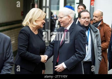 Der Präsident des Zentralrates der Juden in Deutschand Joseph Schuster C-R begrüsst Bundesinnenministerin Nancy Faeser C-L vor der Zentralen Gedenkveranstaltung zum 85. Jahrestag der Reichspogromnacht in der Synagoge Beth Zion, Kahal ADAS Jisroel in der Brunnenstraße in Berlin am 9. November 2023. Zentrale Gedenkveranstaltung - 85. Jahrestag der Reichspogromnacht *** der Präsident des Zentralrats der Juden in Deutschland Joseph Schuster C R begrüßt Bundesinnenministerin Nancy Faeser C L vor der zentralen Gedenkfeier zum 85. Jahrestag der Reichspogromnacht in t Stockfoto