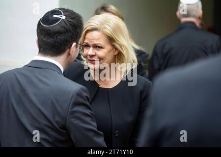 Bundesinnenministerin Nancy Faeser C vor der Zentralen Gedenkveranstaltung zum 85. Jahrestag der Reichspogromnacht in der Synagoge Beth Zion, Kahal ADAS Jisroel in der Brunnenstraße in Berlin am 9. November 2023. Zentrale Gedenkveranstaltung - 85. Jahrestag der Reichspogromnacht *** Bundesinnenministerin Nancy Faeser C vor der zentralen Gedenkfeier zum 85. Jahrestag der Nacht des Glasbruchs in der Beth-Zion-Synagoge, Kahal ADAS Yisroel in der Brunnenstraße in Berlin am 9. November, 2023 Zentrale Gedenkfeier 85. Jahrestag der Nacht des Broken Glass Stockfoto