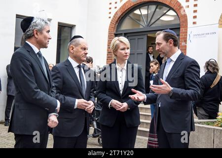 L-R der Präsident des Bundesverfassungesgerichts Stephan Harbarth, Bundeskanzler Olaf Scholz, die Präsidentin des Bundesrates Manuela Schwesig und ein Mitglied der Jüdischen Gemeinde sprechen vor der Zentralen Gedenkveranstaltung zum 85. Jahrestag der Reichspogromnacht in der Synagoge Beth Zion, Kahal ADAS Jisroel in der Brunnenstraße in Berlin am 9. November 2023. Zentrale Gedenkveranstaltung - 85. Jahrestag der Reichspogromnacht *** L R der Präsident des Bundesverfassungsgerichts Stephan Harbarth, Bundeskanzler Olaf Scholz, Bundesratsvorsitzende Manuela Schwesig an Stockfoto