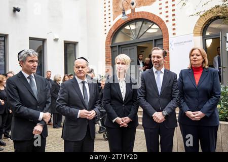 L-R der Präsident des Bundesverfassungesgerichts Stephan Harbarth, Bundeskanzler Olaf Scholz, die Präsidentin des Bundesrates Manuela Schwesig, ein Mitglied der Jüdischen Gemeinde und die Präsidentin des Bundestages Bärbel Bas vor der Zentralen Gedenkveranstaltung zum 85. Jahrestag der Reichspogromnacht in der Synagoge Beth Zion, Kahal ADAS Jisroel in der Brunnenstraße in Berlin am 9. November 2023. Zentrale Gedenkveranstaltung - 85. Jahrestag der Reichspogromnacht *** L R der Präsident des Bundesverfassungsgerichts Stephan Harbarth, Bundeskanzler Olaf Scholz, der Präsident des Bundesverfassungsgerichts Stockfoto