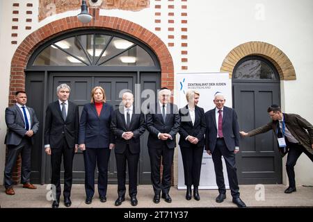 L-R der Präsident des Bundesverfassungesgerichts Stephan Harbarth, die Präsidentin des Bundestages Bärbel Bas, Bundeskanzler Olaf Scholz, Bundespräsident Frank-Walter Steinmeier, die Präsidentin des Bundesrates Manuela Schwesig und der Präsident des Zentralrates der Juden in Deutschland Joseph Schuster posieren für ein Bild vor der Zentralen Gedenkveranstaltung zum 85. Jahrestag der Reichspogromnacht in der Synagoge Beth Zion, Kahal ADAS Jisroel in der Brunnenstraße in Berlin am 9. November 2023. Zentrale Gedenkveranstaltung - 85. Jahrestag der Reichspogromnacht *** L R der Präsident der F Stockfoto