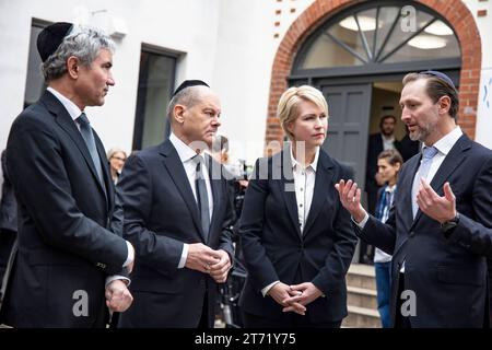 L-R der Präsident des Bundesverfassungesgerichts Stephan Harbarth, Bundeskanzler Olaf Scholz, die Präsidentin des Bundesrates Manuela Schwesig und ein Mitglied der Jüdischen Gemeinde sprechen vor der Zentralen Gedenkveranstaltung zum 85. Jahrestag der Reichspogromnacht in der Synagoge Beth Zion, Kahal ADAS Jisroel in der Brunnenstraße in Berlin am 9. November 2023. Zentrale Gedenkveranstaltung - 85. Jahrestag der Reichspogromnacht *** L R der Präsident des Bundesverfassungsgerichts Stephan Harbarth, Bundeskanzler Olaf Scholz, Bundesratsvorsitzende Manuela Schwesig an Stockfoto