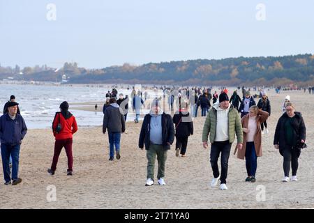 Menschen mit Jacken, die bei kaltem Wetter am Strand von Danzig, Polen, Europa, EU spazieren gehen Stockfoto